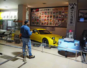 漫画「頭文字(イニシャル)D」の展示コーナーに足を止める観光客も多い