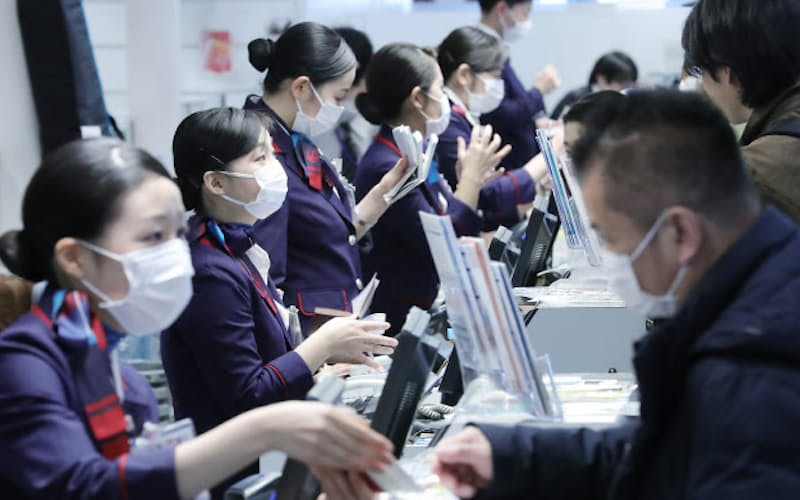 空港カウンターではマスク着用で応対も(1月27日、羽田空港国際線ターミナル) 空港カウンターではマスク着用で応対も(1月27日、羽田空港国際線ターミナル)