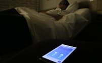 マットレス下のセンサーが寝ている間の心拍数や呼吸数をチェックし、眠りの質を計る（東京都中央区のレム東京京橋）=三浦秀行撮影