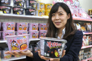 趙さんは現場を飛び回り、消費者の動きを感じようとする