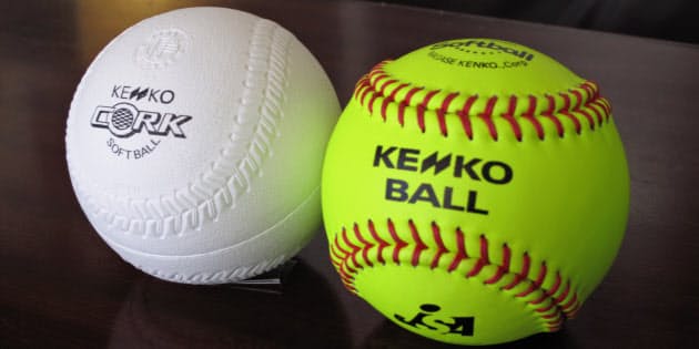 ソフトボールでは使い分け 日本発祥の軟式野球 テニス ボール進化でプレー白熱 Nikkei Style ソフトボールでは使い分け 日本発祥の軟式野球 テニス ボール進化でプレー白熱 Nikkei Style