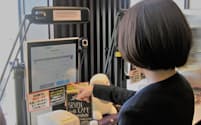 顔認証システムを使い無人のレジで購入した商品を精算する（東京都港区のセブンイレブン三田国際ビル20F店）