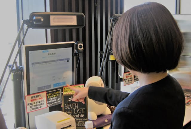 顔認証システムを使い無人のレジで購入した商品を精算する（東京都港区のセブンイレブン三田国際ビル20F店）