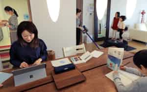 家事は代行サービスに頼み、子どもの勉強をみながらテレワーク(東京都港区)
家事は代行サービスに頼み、子どもの勉強をみながらテレワーク(東京都港区)