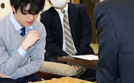 藤井聡太七段(左)ら、若手を中心にエルモ囲いを採用するプロ棋士が増えている（３月、大阪市の関西将棋会館）