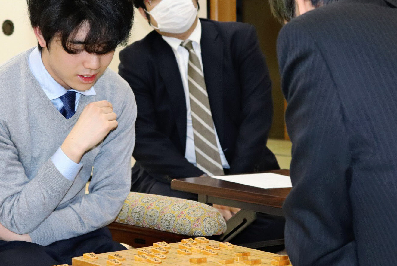 藤井聡太七段(左)ら、若手を中心にエルモ囲いを採用するプロ棋士が増えている（3月、大阪市の関西将棋会館）