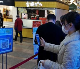 中国ではスマホで健康データを提供し、商業施設などに入る仕組みが広がる(遼寧省大連市の商業施設)