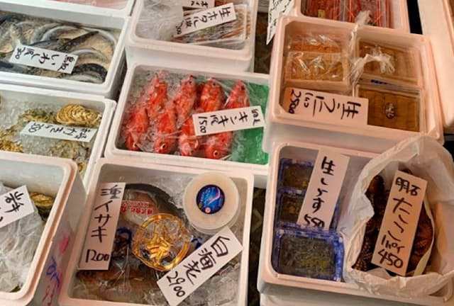 原宿店の店先で鮮魚を販売している（東京都渋谷区）