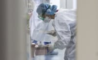 新型コロナウイルス感染者の治療に当たる医療従事者（4月30日、東京都世田谷区の自衛隊中央病院）