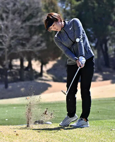 すべてのショットで打球を目で追わないように心がける