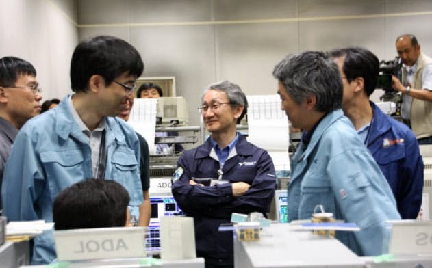 はやぶさからの電波が消え、7年間の運用が終わった(中央が川口氏)=JAXA提供 はやぶさからの電波が消え、7年間の運用が終わった(中央が川口氏)=JAXA提供