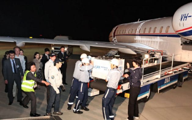 回収したカプセルは小型チャーター機で羽田空港まで運んだ=JAXA提供 回収したカプセルは小型チャーター機で羽田空港まで運んだ=JAXA提供