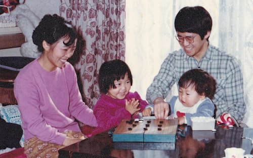Kobayashi Kōichi and Reiko with their two young children, including Kobayashi Izumi (Image credit: Google Images) (image inlined from article-image-ix.nikkei.com) Kobayashi Kōichi and Reiko with their two young children, including Kobayashi Izumi (Image credit: Google Images)