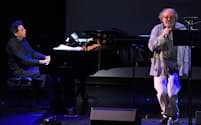 ハル・ウィルナー(右)は作曲家フィリップ・グラス(左)とステージに立ったこともある(C)Everett collection/amanaimages