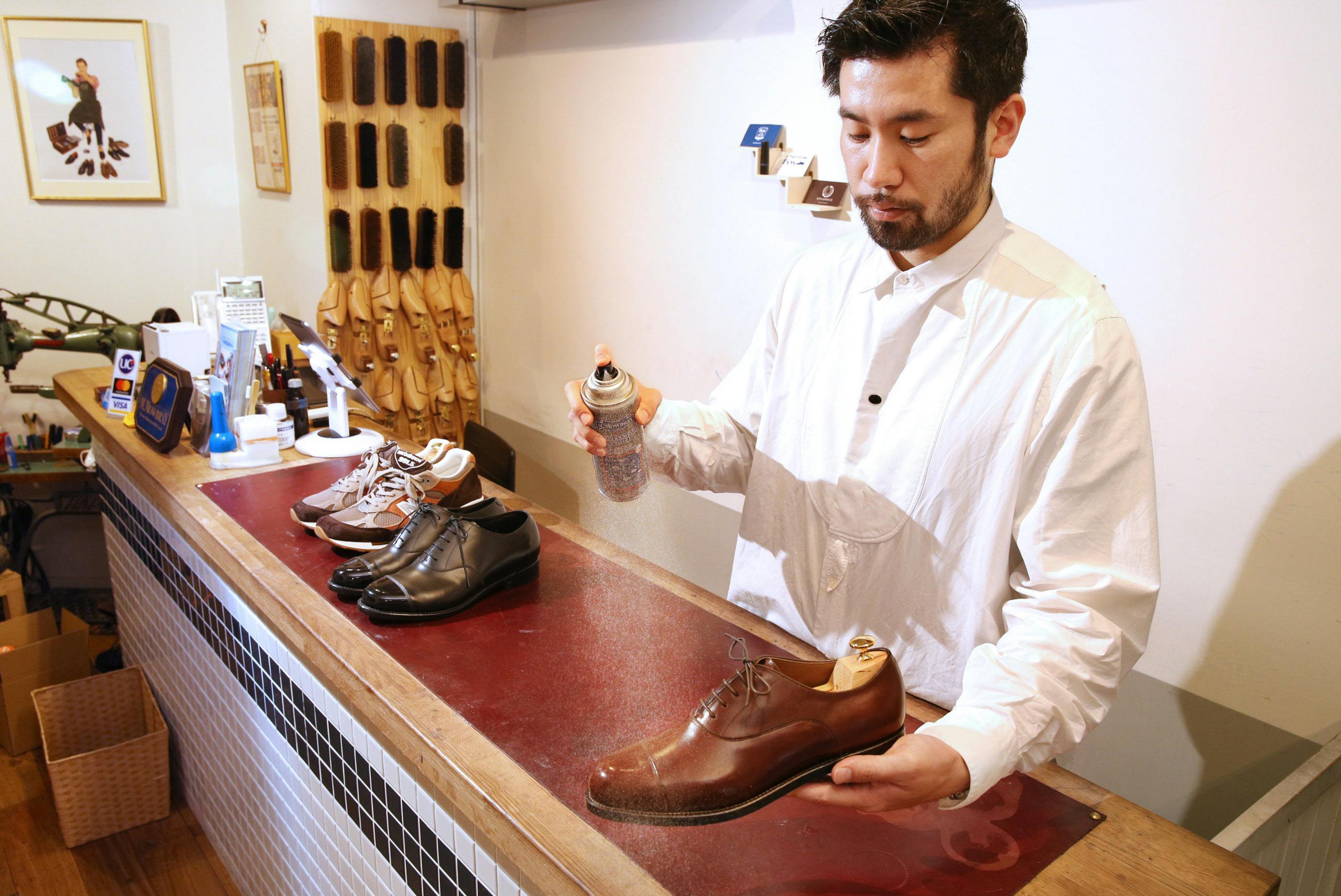 梅雨どきの足元のケア 革靴は乾かす前に表面ぬらす Nikkei Style 梅雨どきの足元のケア 革靴は乾かす前に表面ぬらす Nikkei Style