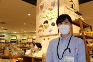 桜井さんはスタッフらが手作りした手芸品を通じて店を身近に感じてもらおうとする