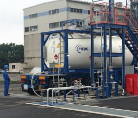 日本に到着したMCHのタンクコンテナ(川崎市の東亜石油京浜製油所)