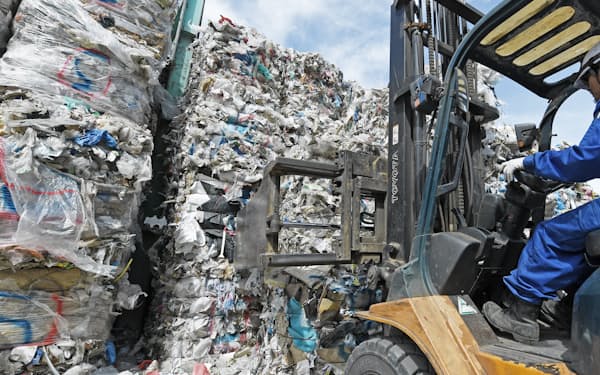 再生資源として中国へ輸出できず、積まれたままになったプラスチック廃棄物（2018年7月、東京都内）