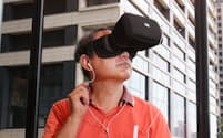 ゴーグル、スマホ、イヤホンがあればライブを仮想現実（VR）で楽しめる（東京・大手町）=三浦秀行撮影