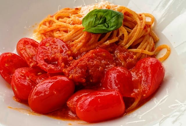 夏のスペシャリテで提供する「山梨県　大塚さんのアイコトマトでポモドーロ　スパゲッティーニ」
