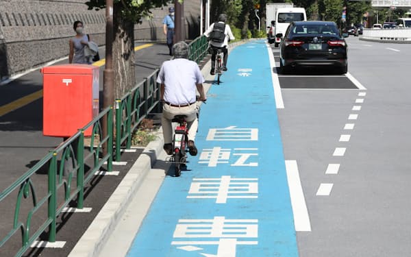 駐車車両や走る車に邪魔されずに走ることができる自転車専用レーン=三浦秀行撮影
