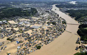 豪雨で氾濫した球磨川と被災した市街地(7月、熊本県人吉市)