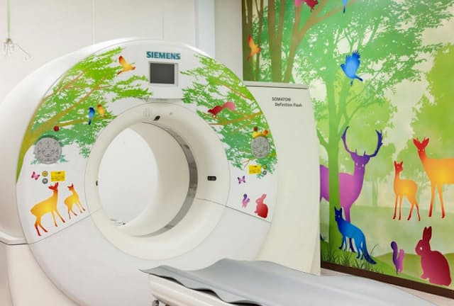 名古屋大病院ではCT検査室を森と動物をテーマに装飾している（名古屋市）＝同院提供