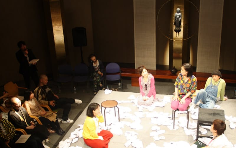 舞台奥に本尊がまつられた本堂で数々の演劇作品が上演された 舞台奥に本尊がまつられた本堂で数々の演劇作品が上演された