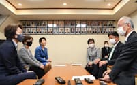 橋本聖子氏らが議長会の代表者らに対し、議員の産休期間を議会運営のルールに明記するよう訴える
