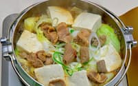 小川地区の「1001広場」では、しょうゆ味のスープに豚モツや鶏肉、野菜、地元の豆腐を入れる