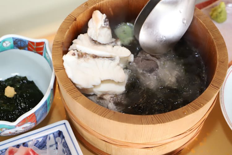 熱々の石を投入 沸き立つ磯の香り 秋田の石焼き料理 Nikkei Style 熱々の石を投入 沸き立つ磯の香り 秋田の石焼き料理 Nikkei Style