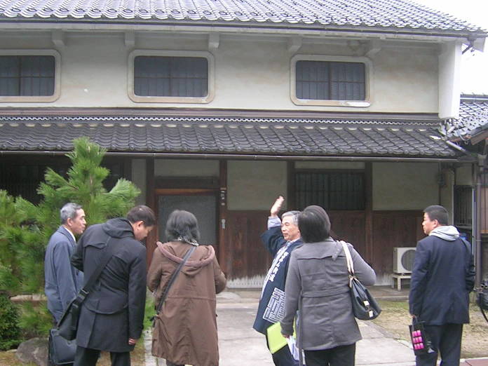 ちりめん街道 ガイドと巡る 屋根のない建築博物館 京都府与謝野町 日本経済新聞