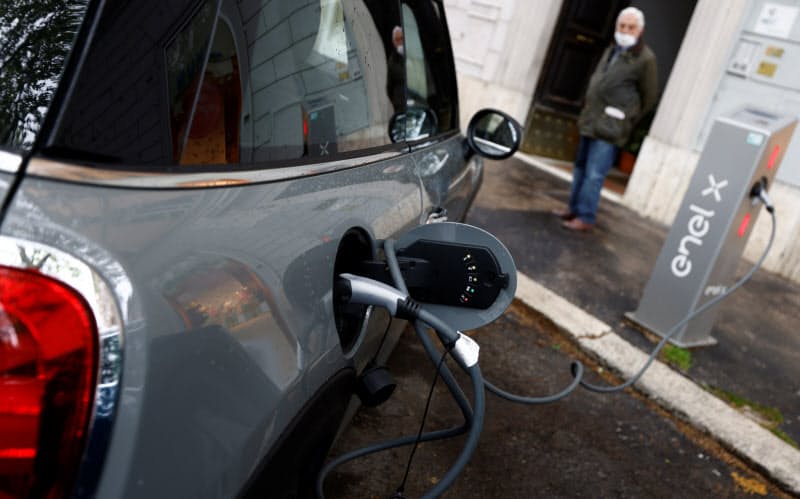 EVに乗り換えることでCO2の排出削減に貢献(ローマ)=ロイター EVに乗り換えることでCO2の排出削減に貢献(ローマ)=ロイター