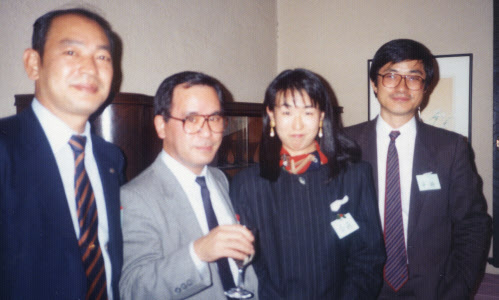 バブル時は資産運用を受け持ち、人脈作りにも励んだ(1989年12月、左から2人目)