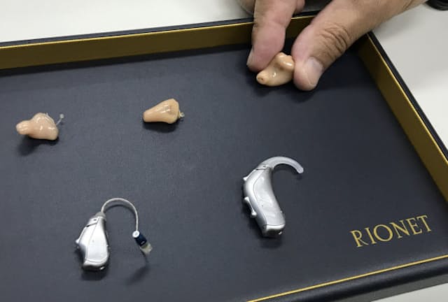 販売店では様々な補聴器から自分にあったものを選び、調整する