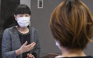 ポニーキャニオンの女性社員(右)の健康相談に応じる産業医の勝木さん（東京都港区）

