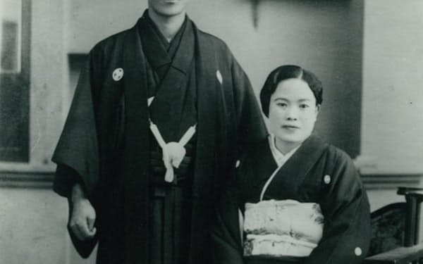 斉藤寛氏の父、源助氏（左）と母、あさ子さん（1930年ごろ）
