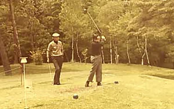 白洲次郎さん(左)と父はよくゴルフをした（軽井沢ゴルフ倶楽部で）