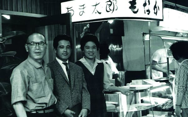 甲府に初めて出した焼き菓子店「甘太郎」（1958年ごろ。左から伯父、斉藤氏、姉）
