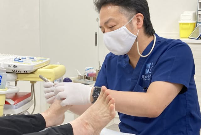 足のクリニック表参道には「おこもり足」の患者が多く訪れる（7月、東京都渋谷区）