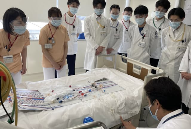 昭和大は感染症などのチーム医療教育を強化している（昨年度の実習風景、東京都品川区の旗の台キャンパス）
