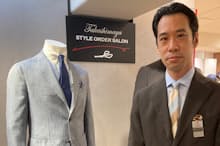 3月に発売した洗えるスーツ(左)と開発を担った久曽神次長