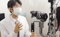 涙や目の表面の状態を検査する二本松眼科病院の平松医師（東京都江戸川区）