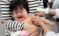 BCGの予防接種を受ける乳幼児（東京都西東京市）