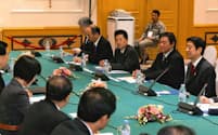 首脳会談にも首相政務秘書官は陪席する（2006年11月、日中首脳会談。安倍氏の左から2人目が井上氏）=井上事務所提供