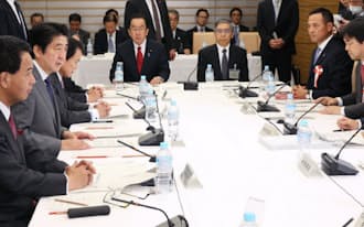30日、諮問会議であいさつする安倍首相（左から2人目）