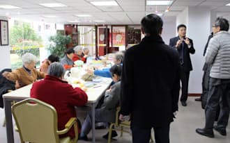 高齢者向け高級マンション「親和源」を視察する日本の介護事業者ら（上海市）