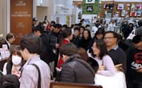百貨店の免税カウンターには中国人の買い物客が列をつくる(高島屋新宿店)