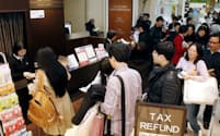 百貨店の免税カウンターには中国人の買い物客が列をつくる(東京都渋谷区の高島屋新宿店)