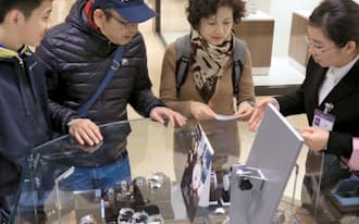 春節中、中国人客の高額品の買い物が目立った（2月、大阪市内の百貨店）
